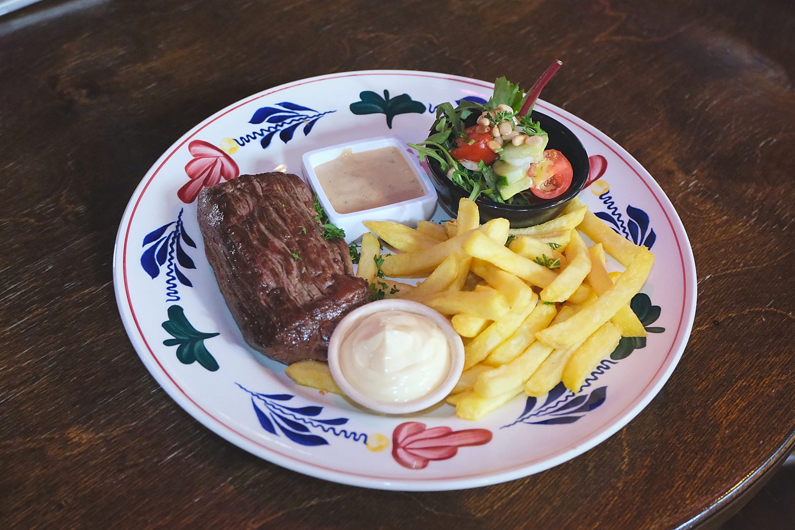 Biefstuk met friet en salade van bovenaf