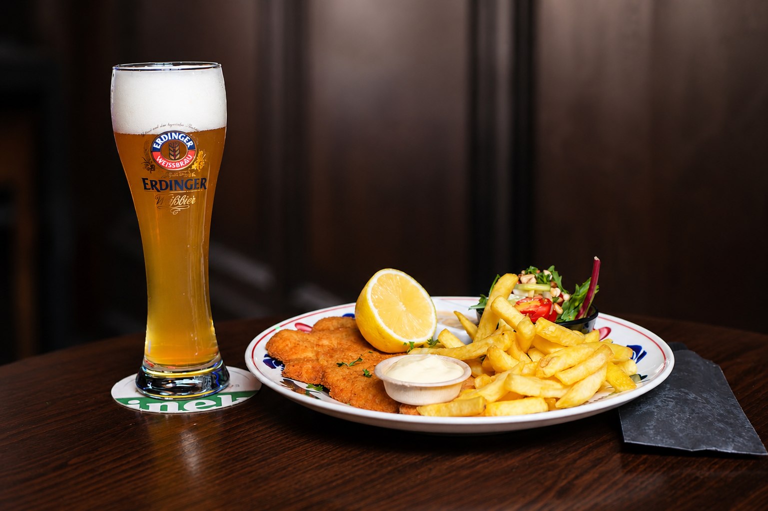Schnitzel met friet, salade en een Erdinger weissbier bij Café de Lange Heer