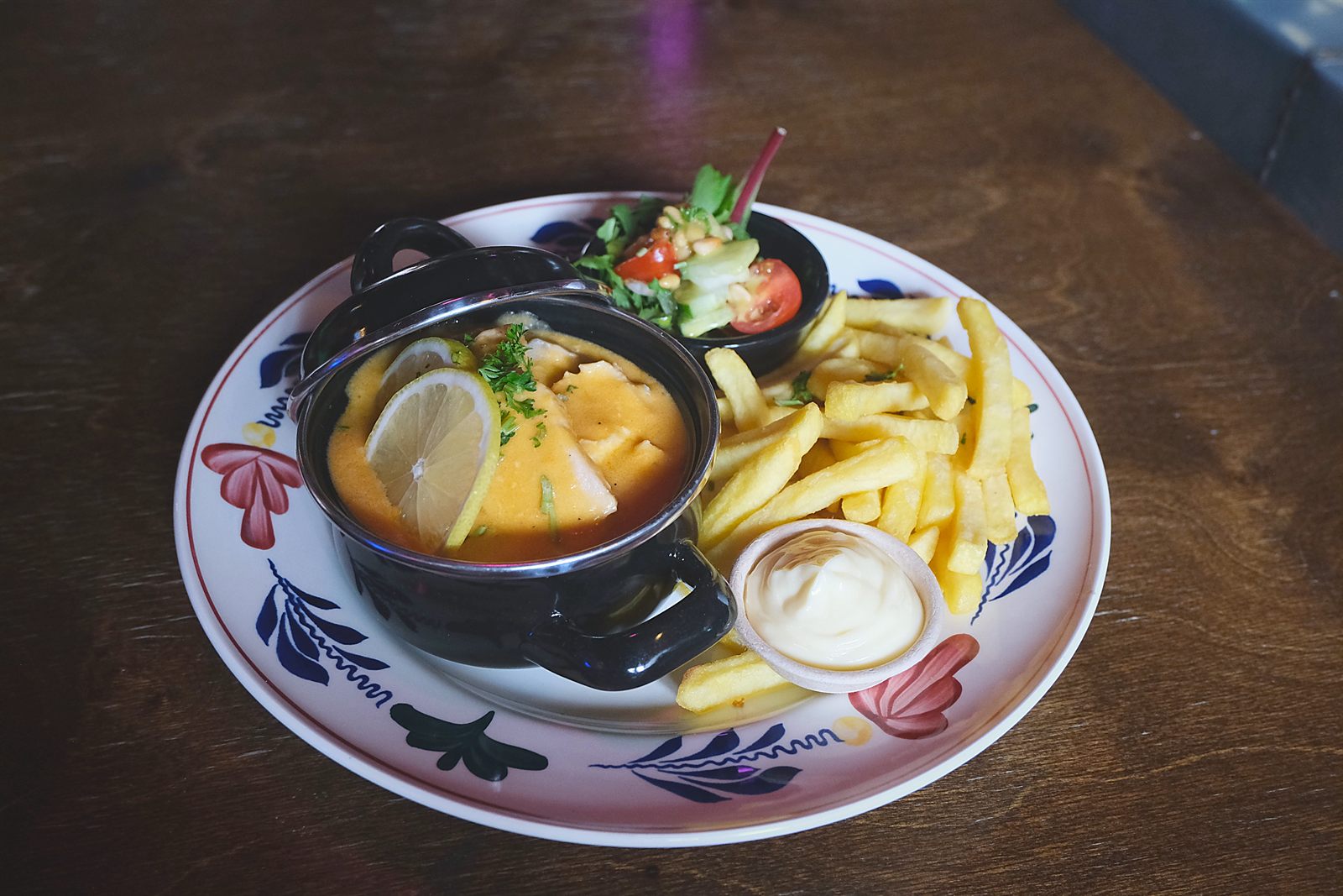 Vis in een pannetje met friet bij Café de Lange Heer