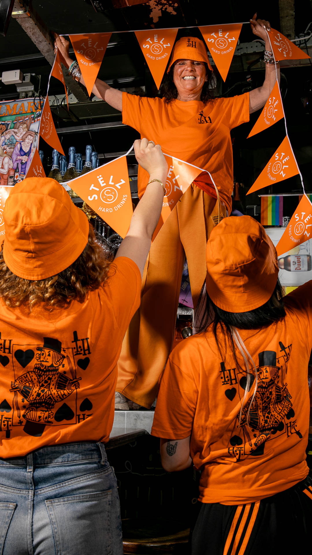 Vlaggetjes en gasten in oranje